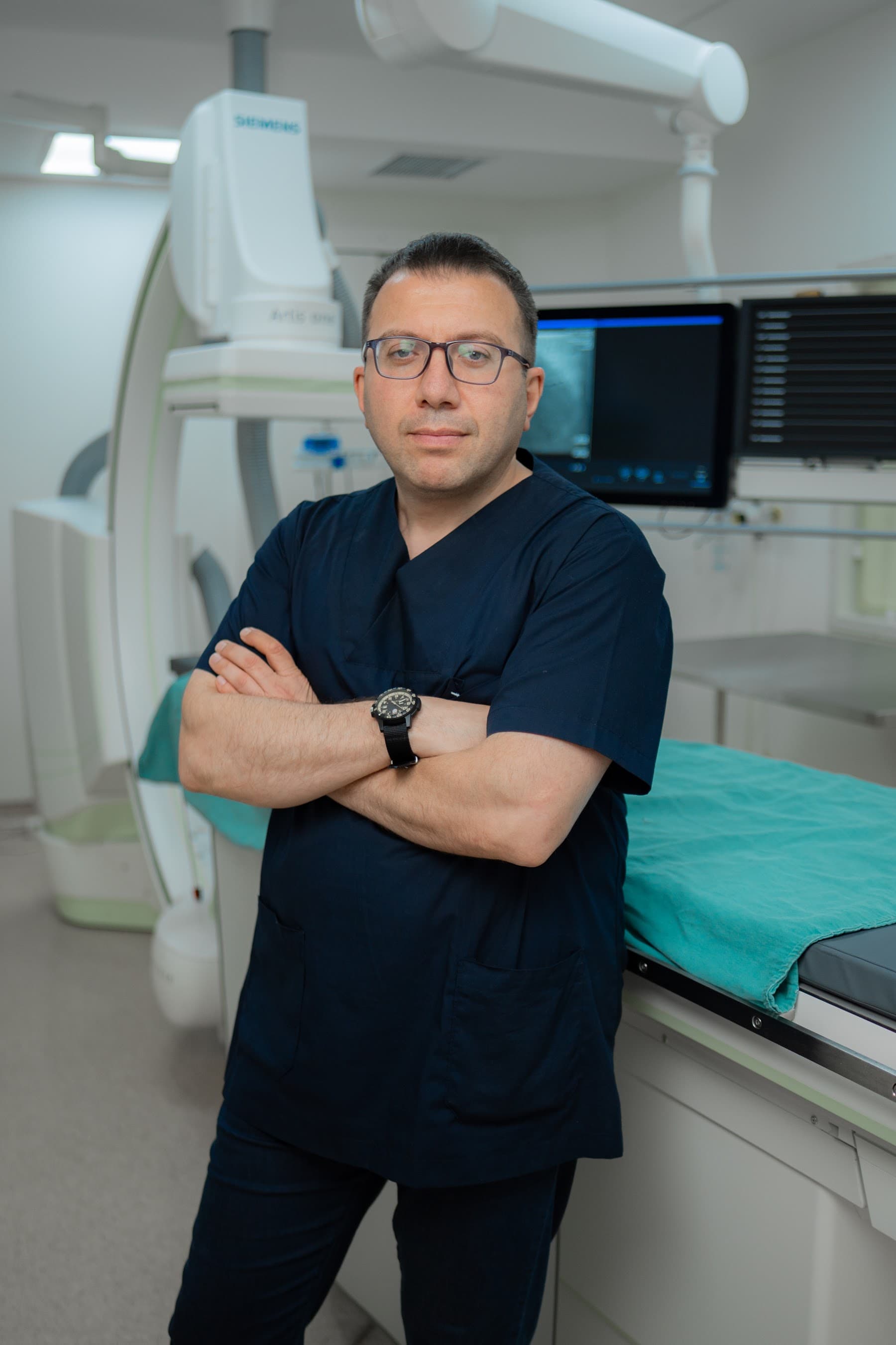 Dr. Kənan Əhmədov anqioqrafiya kabinetində — invaziv kardiologiya