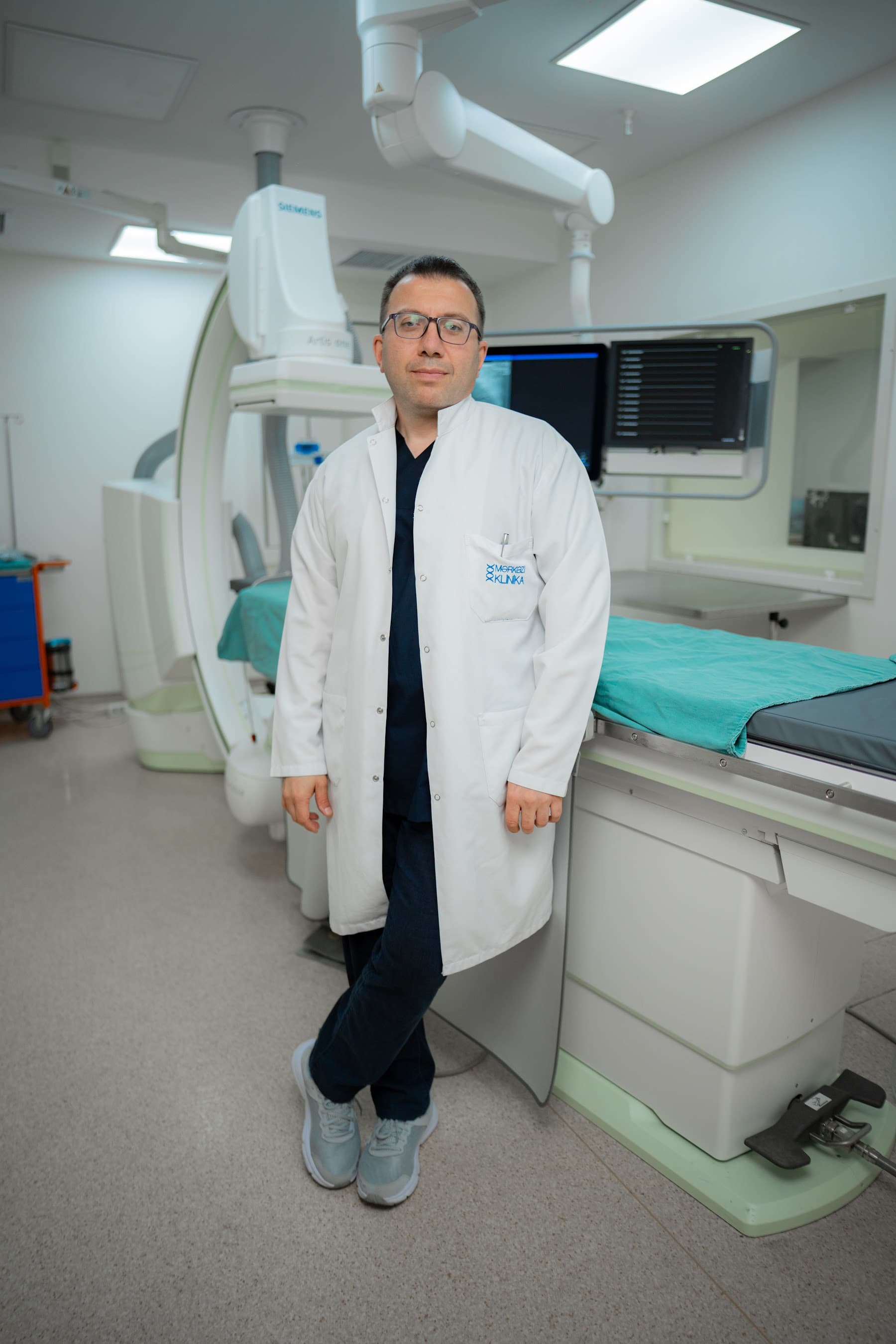 Dr. Kənan Əhmədov anqioqrafiya kabinetində — Mərkəzi Klinika